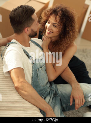 Heureux jeunes mariés dans un nouvel appartement. Banque D'Images