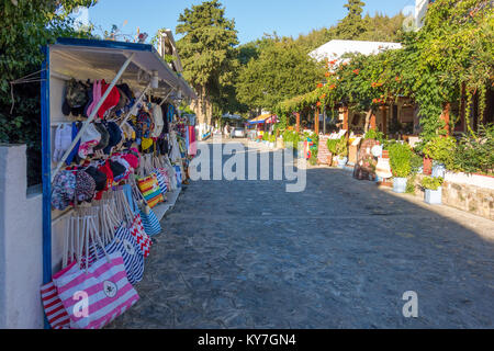 Le 26 août 2017, l'île de Kos - Dodécanèse, Grèce - rue avec des boutiques touristiques et des tavernes traditionnelles dans le village de Zia à Kos Island Banque D'Images