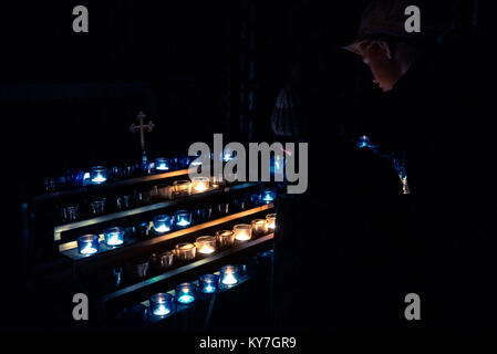 AURA light show, avant, pendant et après, dans la Basilique Notre-Dame dans le vieux Montréal, Québec Canada. Banque D'Images