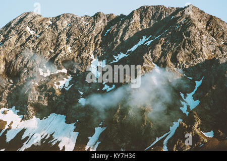 Montagnes Rocheuses et les nuages vue aérienne paysage été voyage nature sauvage de beaux paysages Banque D'Images