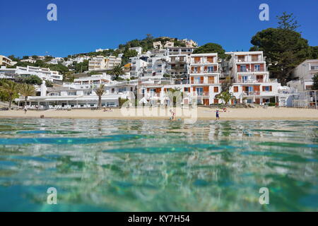 Côte plage méditerranéenne avec des bâtiments en espagne Costa Brava, vu à partir de la surface de la mer, playa Almadrava, Canyelles Grosses, Roses, Gérone, Catalogne Banque D'Images