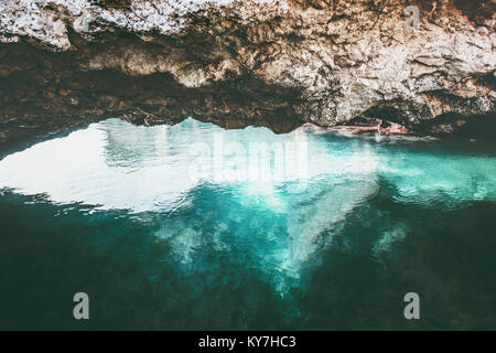 Mer bleue et calme paysage grotte rocheuse et la tranquillité vue panoramique vacances voyage tropical island Banque D'Images