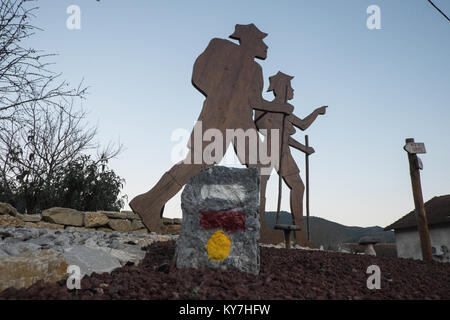 Les randonneurs,ossature,statue,randonnées,waymark,chemin,Grande Randonnee,GR,randonnée pédestre,randonnée,Quillan,ville,Aude,Sud,de,France,europe,europe,long,distance Banque D'Images