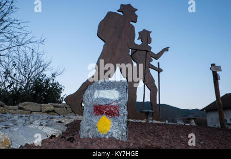 Les randonneurs,ossature,statue,randonnées,waymark,chemin,Grande Randonnee,GR,randonnée pédestre,randonnée,Quillan,ville,Aude,Sud,de,France,europe,europe,long,distance Banque D'Images