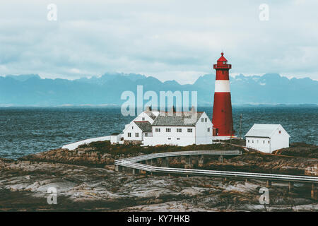 Tranoy Norvège Phare mer et montagne Paysage sur fond de paysage voyage nature nordique scandinave Banque D'Images
