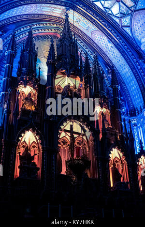 AURA light show, avant, pendant et après, dans la Basilique Notre-Dame dans le vieux Montréal, Québec Canada. Banque D'Images