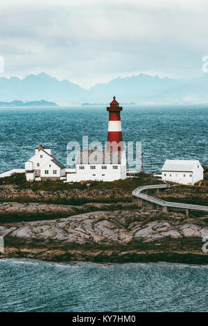 Tranoy Norvège Phare mer et montagne Paysage sur fond de paysages scandinaves Voyage Banque D'Images