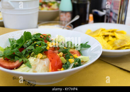 Salade de style italien, insalata, servi sur une plaque blanche dans un restaurant italien. Close-up. Banque D'Images