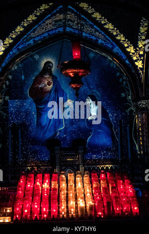 AURA light show, avant, pendant et après, dans la Basilique Notre-Dame dans le vieux Montréal, Québec Canada. Banque D'Images