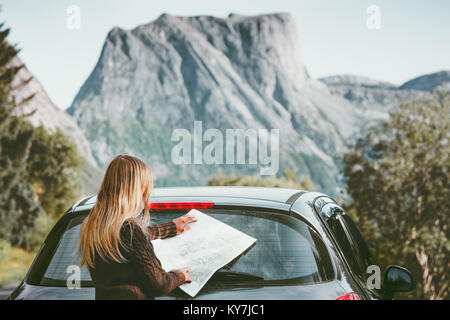 Femme voyageant en voiture sur la route avec la carte route de planification de concept de vie vacances d'aventure outdoor Banque D'Images