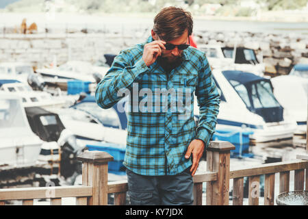 Homme élégant style Fashion concept réussite businessman walking disponibles sur l'arrière-plan Banque D'Images