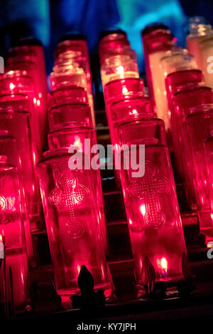 AURA light show, avant, pendant et après, dans la Basilique Notre-Dame dans le vieux Montréal, Québec Canada. Banque D'Images