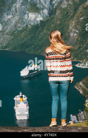 Touriste marcher sur fjord de Geiranger en Norvège vie voyage concept active week-end Vacances d'été profiter vue aérienne du paysage Banque D'Images