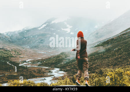 Femme marche sur fond de montagnes brumeuses de plein air Vie Voyage aventure concept escapade vacances actives Banque D'Images