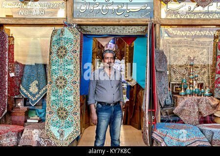 Isfahan, Iran - 23 Avril 2017 : Trader des souvenirs iraniens se tiennent près de porte de sa boutique. Banque D'Images