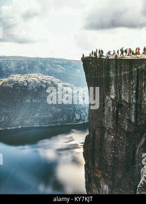 Preikestolen Pulpit Rock cliff edge en Norvège montagnes sur Lysefjord Travel sites scandinaves de plein air vacances touristes gens méconnaissables Banque D'Images