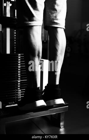 Bodybuilders Jambes Shot Close Up dans un gymnase d'entraînement en Banque D'Images