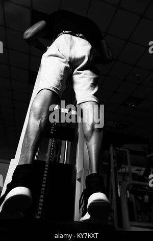 Bodybuilders Jambes Shot Close Up dans un gymnase d'entraînement en Banque D'Images