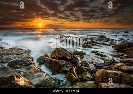Lever du soleil sur la plate-forme de roche Banque D'Images
