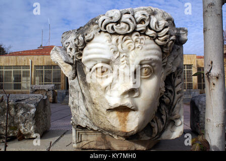 Tête de l'homme près de l'entrée d'Aphrodisias, Turquie musée Banque D'Images