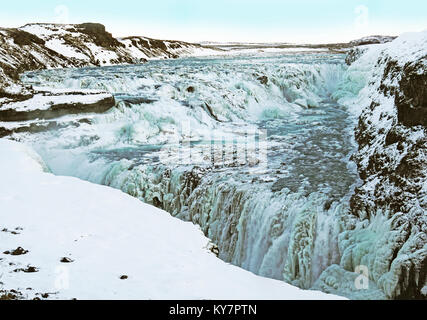 Image de la cascade Gulfoss sur la rivière Hvita Olfusa en Islande au cours de l'hiver. Les chutes sont une attraction touristique très fréquenté en Islande sur le cercle d'or. Image 2018 Banque D'Images