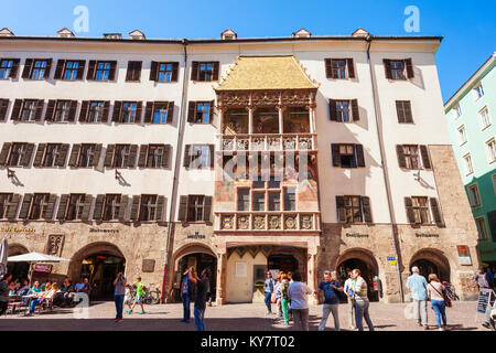 INNSBRUCK, Autriche - 21 MAI 2017 : Le Goldenes Dachl ou toit d'or est vue dans Altstadt Vieille Ville d'Innsbruck, en Autriche. Goldenes Dachl est plus fa Banque D'Images