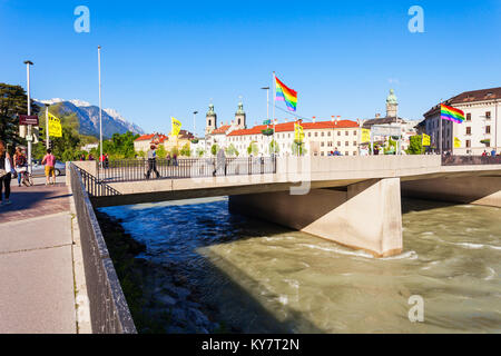 INNSBRUCK, Autriche - 21 MAI 2017 : Innsbruck par pont la rivière Inn. Innsbruck est la capitale du Tyrol en Autriche de l'ouest. Banque D'Images