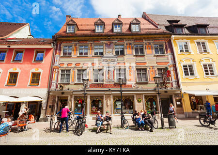 Füssen, ALLEMAGNE - le 23 mai 2017 : café de la rue dans la vieille ville de Fussen centre-ville. Füssen est une petite ville de Bavière, Allemagne Banque D'Images