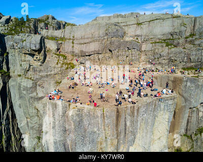 PREIKESTOLEN (NORVÈGE) - 23 juillet 2017 : les touristes à Preikestolen ou Prekestolen ou Pulpit Rock, célèbre attraction touristique près de Stavanger, Norvège. Preike Banque D'Images