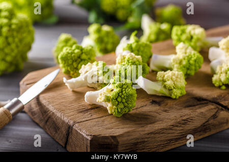 Chou-fleur vert bio, pour la cuisson de légumes Banque D'Images