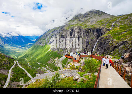 TROLLSTIGEN, NORVÈGE - 30 juillet 2017 : l'affichage ou la plate-forme de vue Trollstigen. Ou Trolls Trollstigen Chemin est une route de montagne serpentine à Rauma Muni Banque D'Images