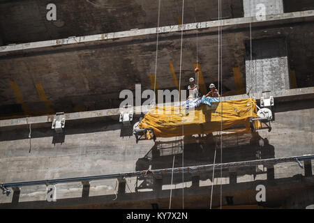 Hong Kong - Juillet 13, 2017 : bâtiment moderne est en cours de construction, des sols en béton. Les travailleurs chinois sur la station de travail Banque D'Images