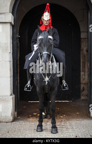 Londres, Royaume-Uni - 29 octobre 2017 : un cavalier monté à l'extérieur de la Household Cavalry Horse Guards au large de Whitehall, au centre de Londres Banque D'Images