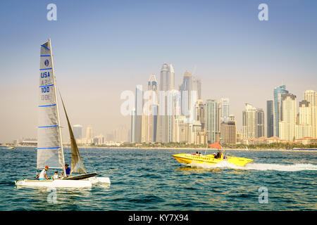 Dubaï, Émirats arabes unis, le 31 mars 2017 : activités nautiques près de la Marina de Dubaï avec Marina et dans le contexte d'horizon JBR Banque D'Images