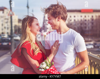 L'amour à première vue, les jeunes en couple outdoors Banque D'Images