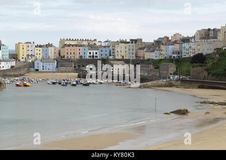 Une image en couleurs de ce port de Tenby et de bâtiments de couleur pastel tourné à Tenby, Pembrokeshire, Pays de Galles, Royaume-Uni. Banque D'Images