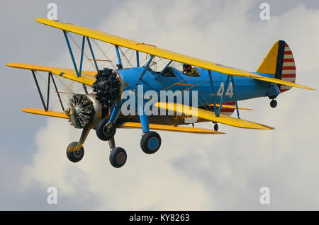 Boeing Stearman paire biplan volant à peu Gransden Les enfants dans le besoin de l'aéronautique. Banque D'Images