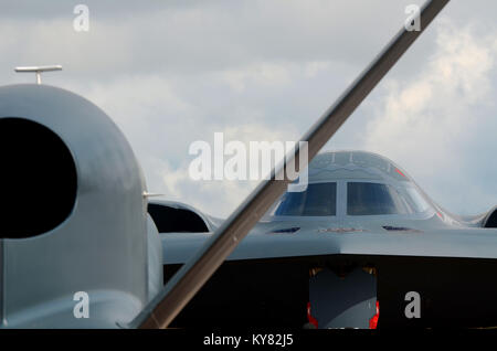 Bombardier furtif Northrop Grumman B-2 Spirit et drone UAV RQ-4 Global Hawk au salon aéronautique de Fairford International Air Tattoo de la RAF Banque D'Images