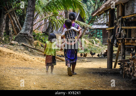 Famille locale dans le village de Muang Ngoi dans le Nord du Laos Banque D'Images