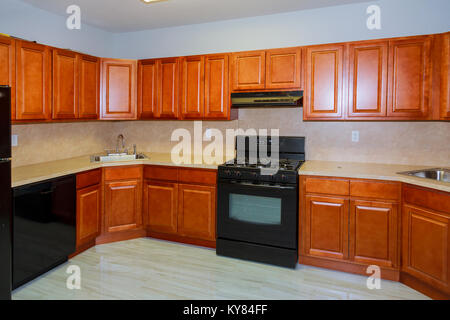 Armoires de cuisine sur mesure à diverses étapes de base d'installation pour l'installation d'armoires de cuisine Banque D'Images