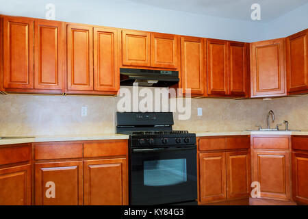 L'installation de cuisine. Armoires de cuisine sur mesure à diverses étapes de base d'installation Banque D'Images