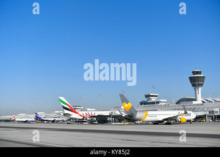 LEmirates, A380-800, Condor, line up, gamme, position parking, parking gratuit, jeu, Terminal 1, Tour, avion, avion, avion, l'aéroport de Munich, Banque D'Images