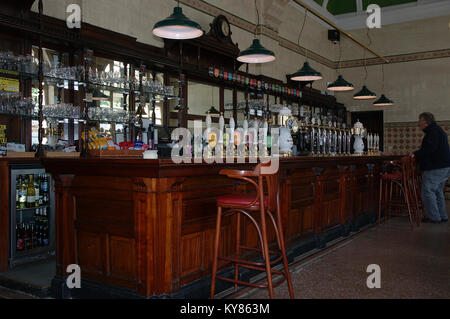 Appuyez sur Sheffield Midland Station, Bar, Sheffield, South Yorkshire, UK Royaume-Uni, Europe. Le bar est formé à partir de l'ancienne buvette édouardienne . Banque D'Images