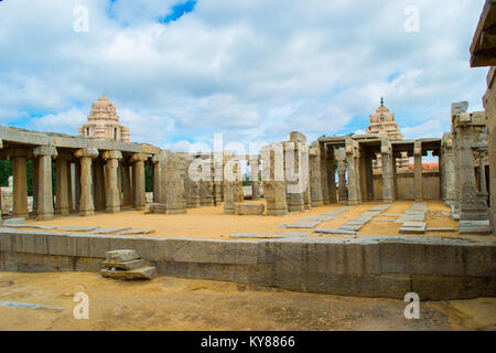 Stone temple Lepakshi sculptés dans l'Andra Pradesh. Sculptures de l'âge de Vijayanagara Dynasty Banque D'Images