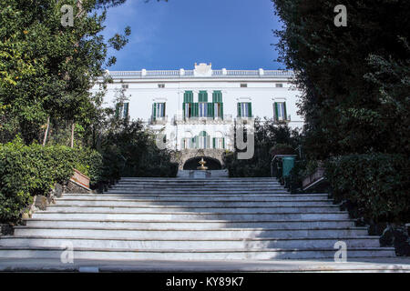 Escaliers et paysage de la Villa Floridiana parc néoclassique , Naples , Italie Banque D'Images