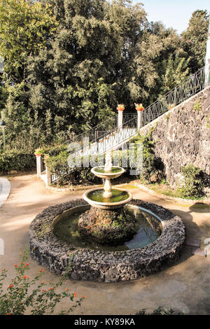 Escaliers et paysage de la Villa Floridiana parc néoclassique , Naples , Italie Banque D'Images