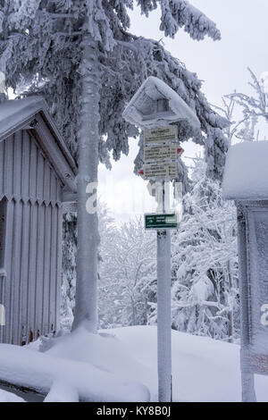 Sentier de montagne signer avec l'itinéraire couvert de givre, République Tchèque Banque D'Images