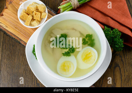 Soupe de poulet avec l'oeuf Banque D'Images