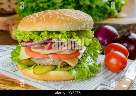 Grand journal sur Burger Banque D'Images