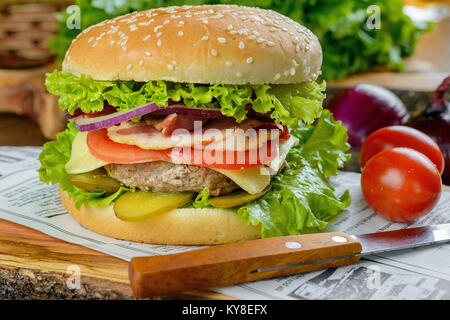 Grand journal sur Burger Banque D'Images